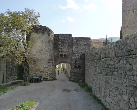 P1080816 Entrée dans Sainte Jalle