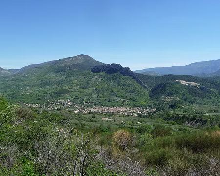 P1080827 Buis les Baronnies et le Rocher de Saint Julien