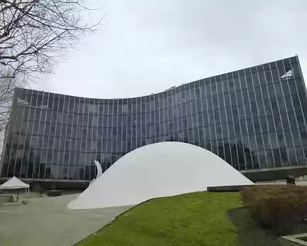 P1060934 Siège du parti Communiste Français, oeuvre de Niemeyer, réalisé de 1968 à 1980, Place du Colonel Fabien