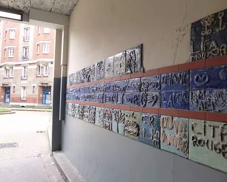 P1060935 Entrée de la Cité Rouge...