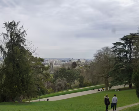 P1060938 Le parc des Buttes-Chaumont, 25 ha, inauguré en 1867. Le temple de la Sibylle et au fond la Philharmonie (2015)