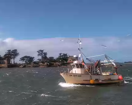 074 Petit bateau de pêche rentrant au port.