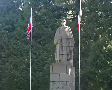 La statue de Foch, restée intacte en 1940 La statue de Foch, restée intacte en 1940