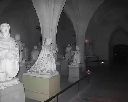Château de Pierrefonds (« bal des Gisants » situé à la cave, moulages funéraires de l’époque de Louis-Philippe) Château de Pierrefonds (« bal des Gisants » situé à la cave, moulages funéraires de l'époque de Louis-Philippe)