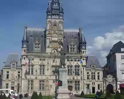 Compiègne (hôtel de ville et statue de Jeanne d’Arc) Compiègne (hôtel de ville et statue de Jeanne d'Arc)
