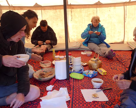 DSC06070 Petit dejeuner sous la tente commune