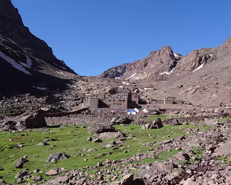 DSC06151 Vue sur l'hotel les moufflons et le CAF derriere