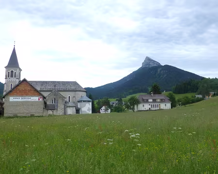 P1260351 Saint-Hugues et le Chamechaude en arrière plan