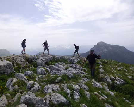 P1260378 Au sommet du Charmant Som, Belledonne très enneigée est dans la brume (forte évaporation et humidité dans l'air)