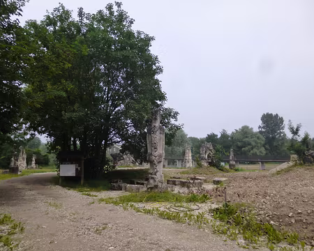 P1070674 Le jardin des sculptures de la Dhuys est situé à Chessy le long de la Marne.