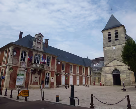 P1070692 L'hôtel de ville , XVIIIè s. (ancien cloître de l'abbaye Saint-Pierre) et l'abbatiale Notre-Dame-des-Ardents-et-Saint-Pierre, XIIIè s.