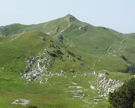 P1090097 Vue sur le crêt du Reculet 1717 m