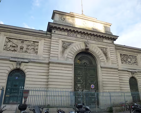 P1070660 Statue d'Athéna, déesse et guerrière technicienne.