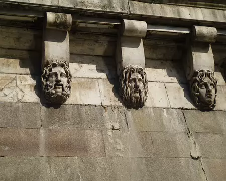 P1070809 Le Pont Neuf, le plus vieux de Paris est orné de 384 mascarons : visages grimaçants représentant des divinités mythologiques grecques., dont celui d'une seule...