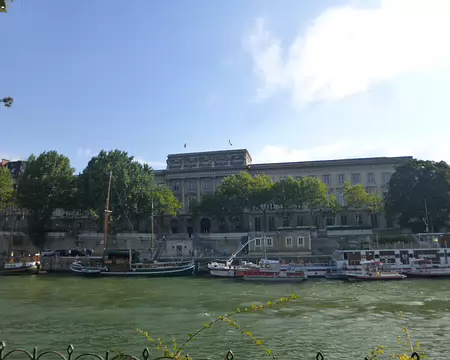 P1070811 L'Hôtel de la Monnaie achevé en 1775, incendié en mai 1871 lors de la semaine sanglante de la Commune de Paris, puis reconstruit à l'identique.