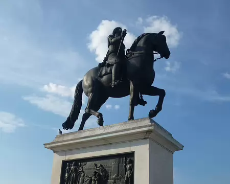 P1070813 ...la statue équestre d'Henri IV inaugurée en 1818 sous Louis XVIII.