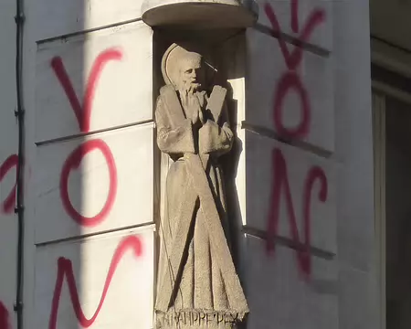 P1070819 Statue de Saint-André, patron des pêcheurs, rue St-André-des-Arts.