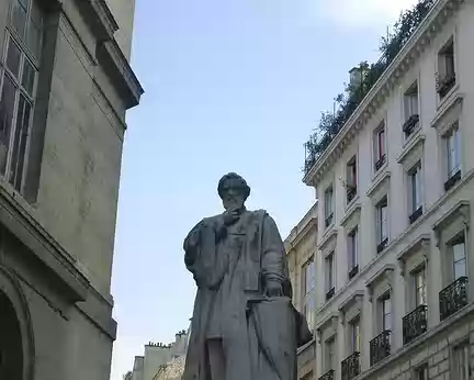 P1070825 Statue de Vulpain (1826-1887), physiologiste et neurologue.