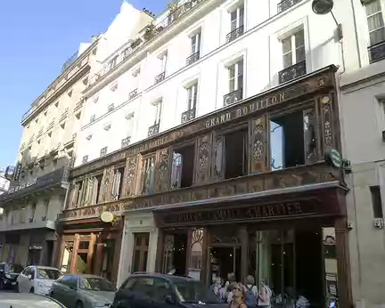 P1070830 Le restaurant Bouillon Racine, vaste brasserie Art Nouveau, fondée en 1906...
