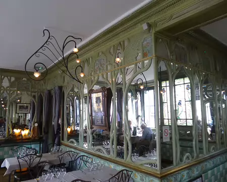 P1070832 ...ornée de miroirs...