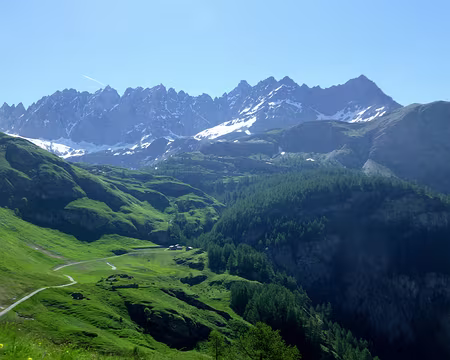 P1260415 Notre refuge sur la 2ème bosse à gauche !
