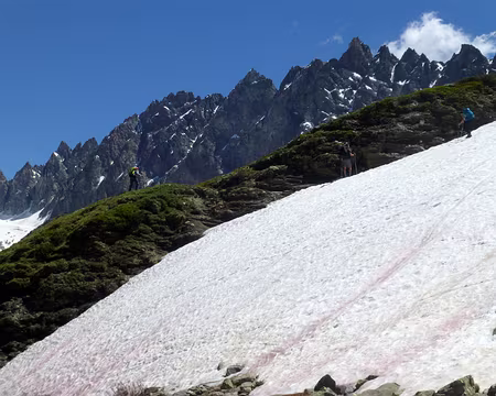 P1260437 Première difficulté : névé pentu sur le chemin