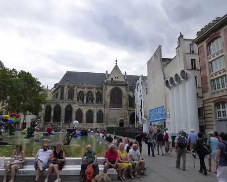P1080043 Fontaine Stravinsky et l'Eglise St-Merri...