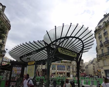 P1080049 Entrée du métro Châtelet, Art nouveau, édicule Guimard (1901), Place Ste-Opportune.