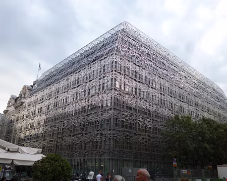 P1080060 Le Ministère de la Culture, rue Croix-des-Petits-Champs,, orné d'une résille d'acier de Francis Soler (2005)