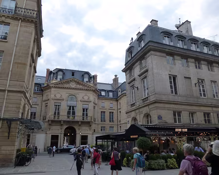 P1080062 Le Pavillon de Contant d'Ivry, Place de Valois, siège du Ministère de la Culture.