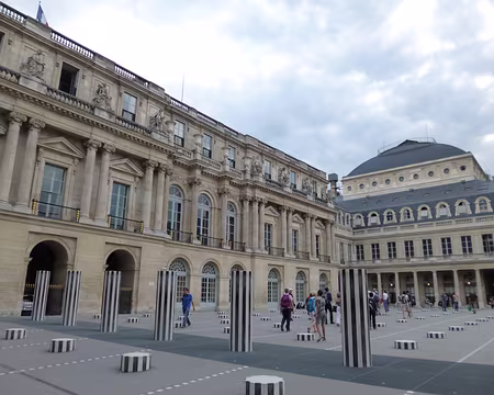 P1080063 La Cour d'honneur du Palais-Royal et les colonnes de Buren (1986)