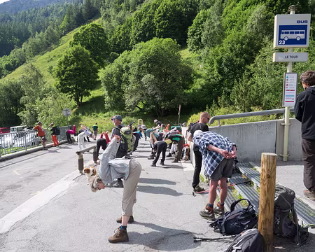 20180707-15h45m10s-P7070635-V3a En attendant le bus on s'étire avec nos amis asiatiques.