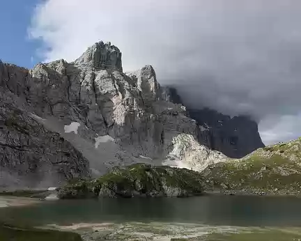 268_4V1A2645 Lago di Coldai ; Le sommet de la Civetta est dans les nuages