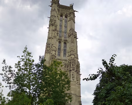 P1070871 ...Seul vestige de l'église Saint-Jacques-la-Boucherie. Au pied de la tour fut créé par Alphand le premier square de Paris en 1856.