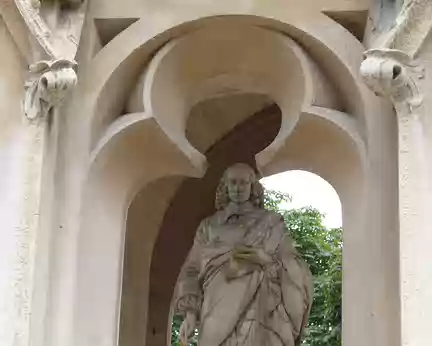 P1070873 Statue de Blaise Pascal (1623-1662). il réalisa des expériences sur la pesanteur depuis le toit de la tour.