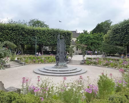 P1070882 La Fontaine (1993) du square Viviani créé en 1928