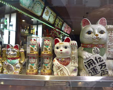 P1070886 Maneki-neko (chats porte-bonheur), statues traditionnelles japonaises en céramique se trouvant sur les devantures de magasins.