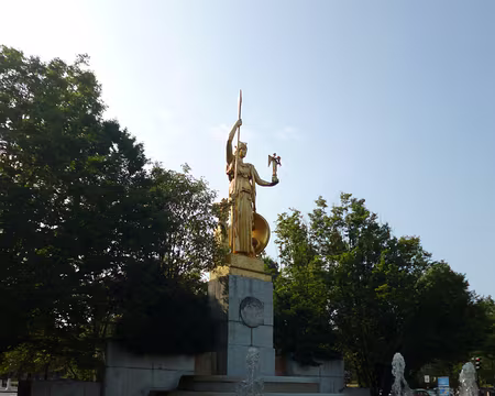 P1080073 Fontaine de la Porte Dorée créée en 1987 avec la statue de la déesse Athéna, réalisée en 1931 par un élève de Rodin.