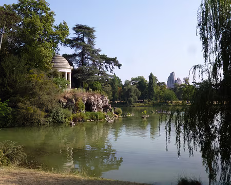 P1080079 Le temple de l'amour, lac Daumesnil et le rocher aux singes créé en 1934