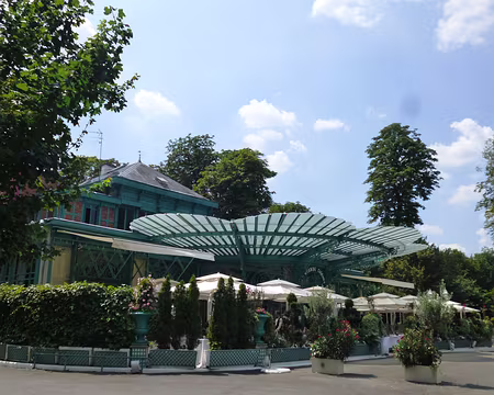 P1070922 Le restaurant La Grande Cascade dans un décor du XIXè siècle...