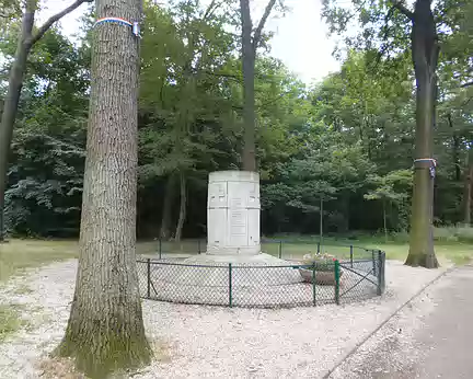P1070925 Monument aux fusillés de la Cascade du Bois de Boulogne. 35 jeunes résistants français ont été fusillés le 16 août 1944