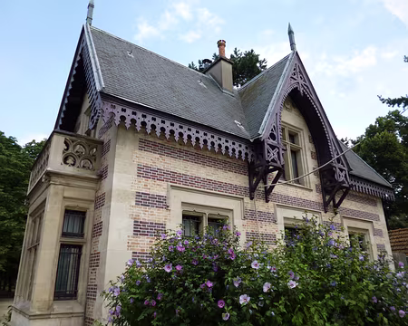 P1070938 Maison de garde des Sablons de style néo-gothique (1862). Merci à Maxime.