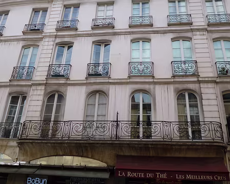 P1070956 Rue Satory, immeuble avec balcons en fer forgé