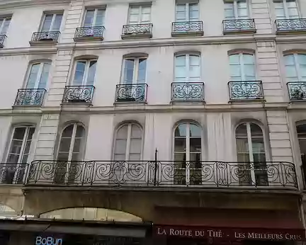P1070956 Rue Satory, immeuble avec balcons en fer forgé