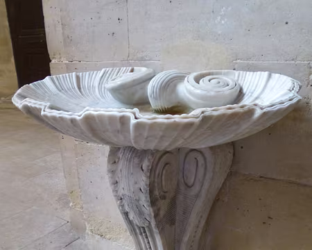 P1070967 Bénitier en marbre blanc