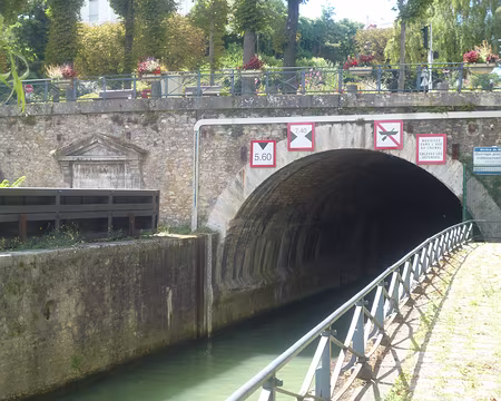 P1080335 ...empruntant un tunnel de 597 mètres inauguré en 1825 par la fille de Louis XVI, Marie-Thérèse.