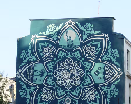 P1080428 Rue Jeanne d'Arc, oeuvre de Shepard Fairey, Delicate balance