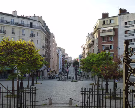 P1080432 Depuis le parvis de l'église, vue sur le Panthéon au bout de la rue Jeanne d'Arc