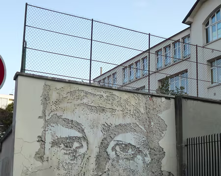 P1080438 rue du Château- des- Rentiers, oeuvre de Vhils, sans titre
