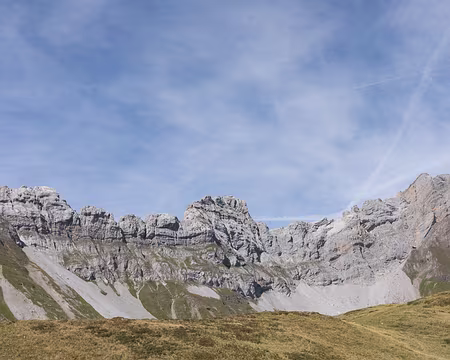 032_4V1A0179 Au centre, la Pointe de Chombas (2468m)